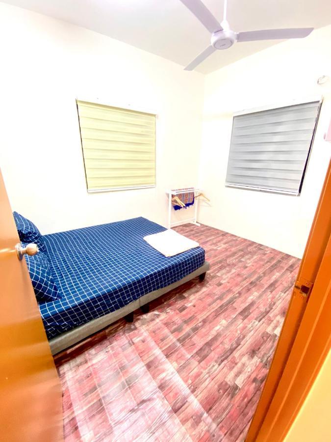 Raees Homestay Kampong Tanjong Minyak Exterior photo