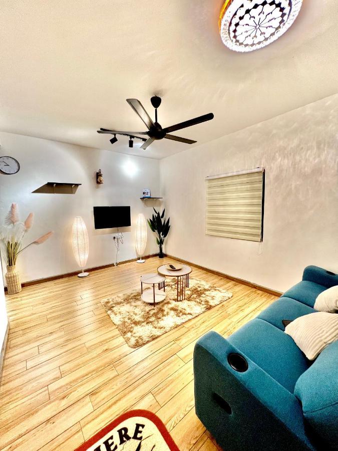 Raees Homestay Kampong Tanjong Minyak Exterior photo