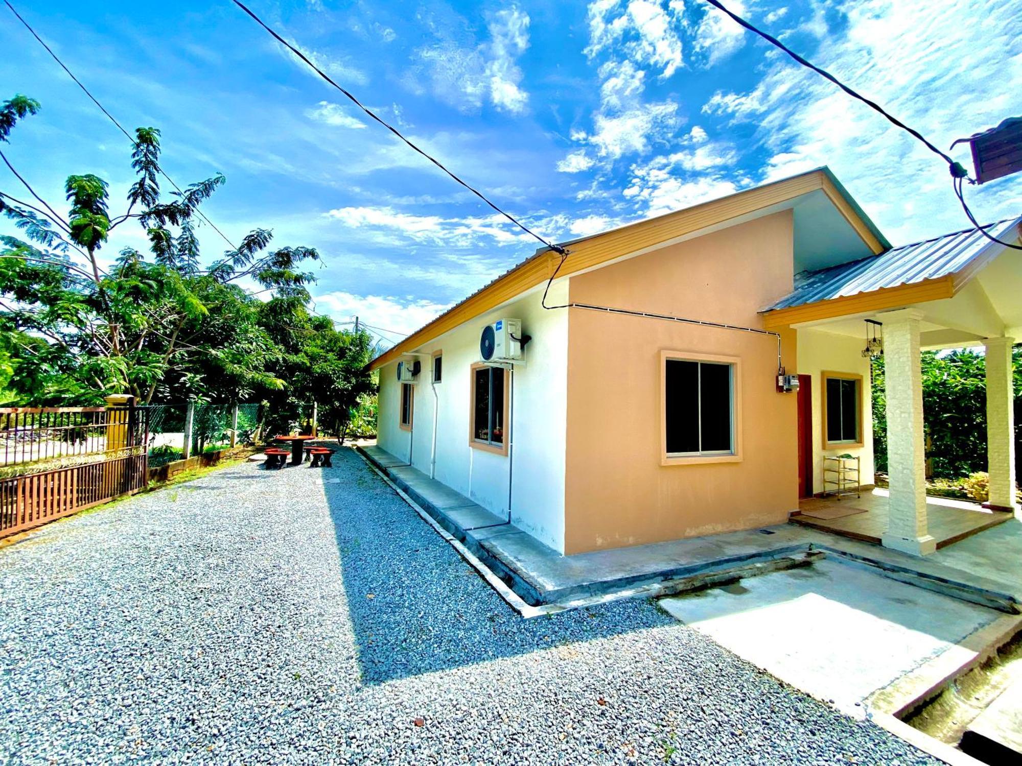 Raees Homestay Kampong Tanjong Minyak Exterior photo